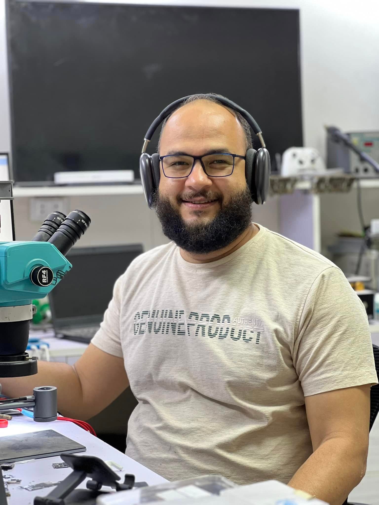 Mr.Tech — expert technician at the microscope