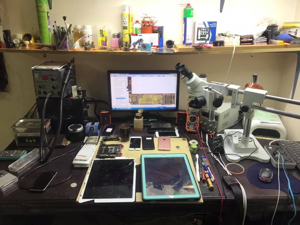 Professional repair workstation with tools